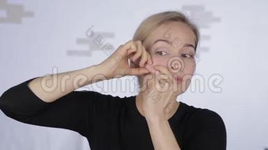 防止皮肤老化，女人在你的脸上做雕塑按摩。 一天<strong>辛苦</strong>工作后做面部按摩的女人